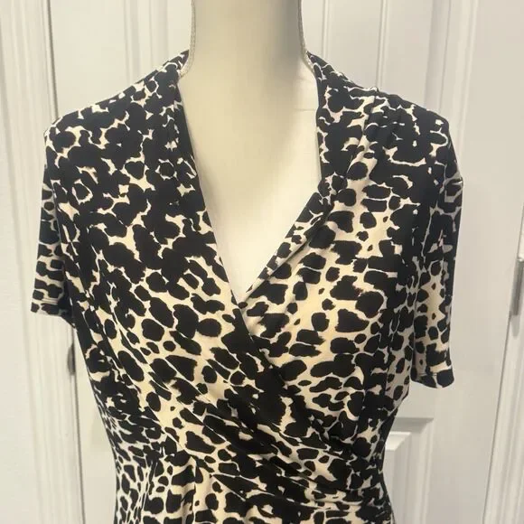 DKNY Shirt Women’s L Black Leopard Short Sleeve Wrap Top Blouse Ladies NWT - Picture 2 of 13